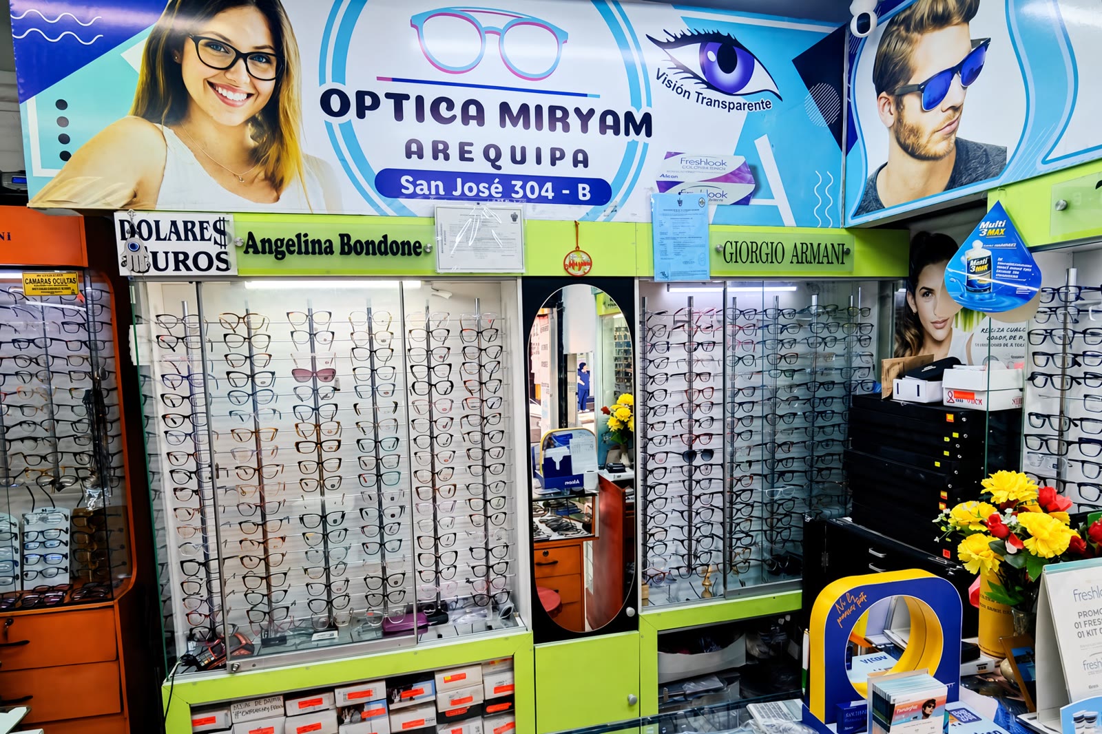 Interior de Óptica Miryam: vitrina Angelina Bondone y Giorgio Armani